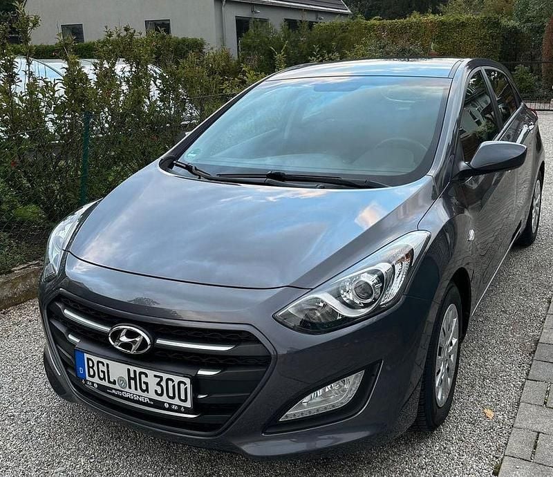 Grau Gebraucht 2015 Hyundai i30 Classic Limousine | 9.450 € (Fairer Preis) - Bild 1/4