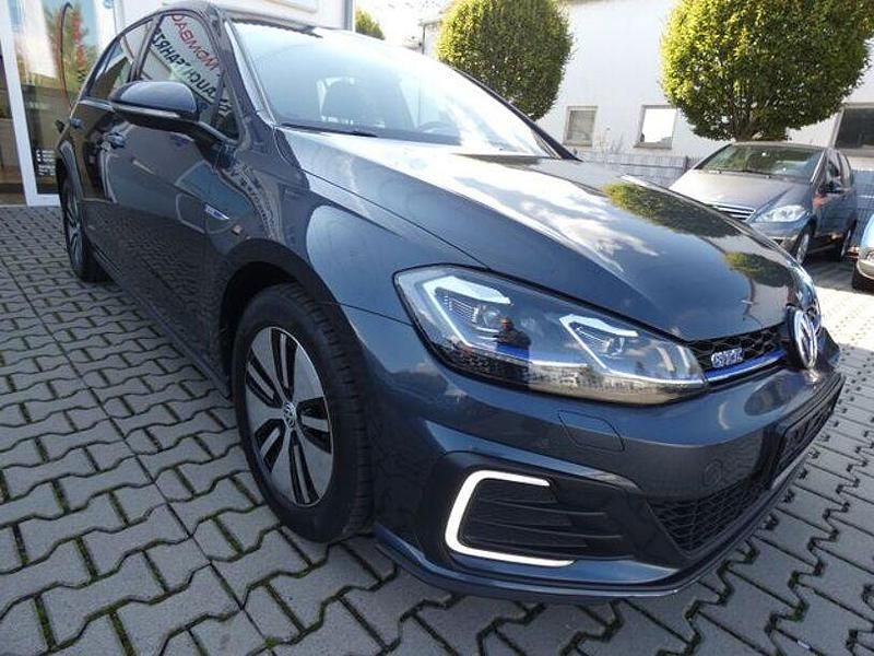 Blau Gebraucht 2017 VW Golf VII GTE Limousine | 15.499 € (Fairer Preis) - Bild 1/4