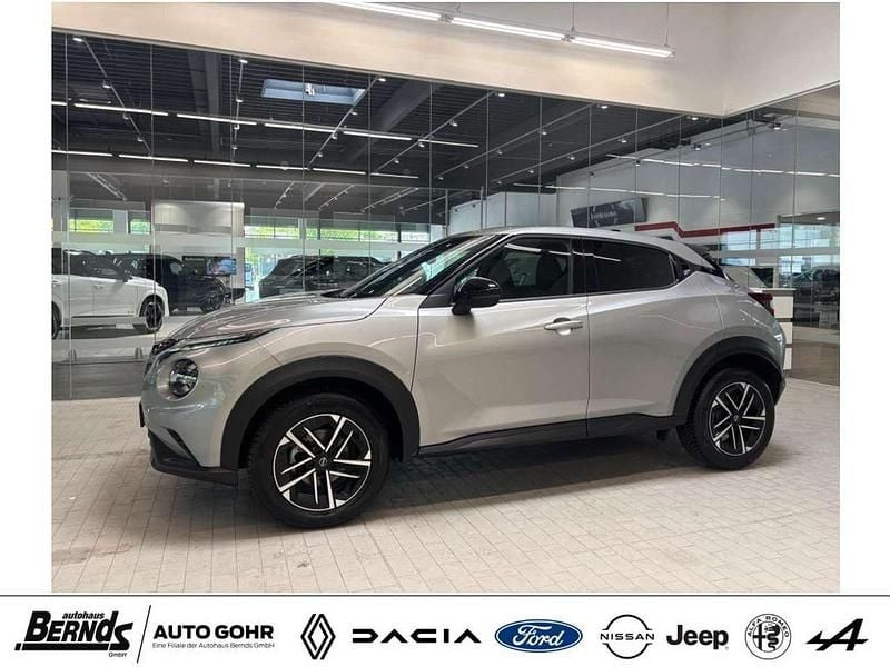 Silver metallic (ky0g) Gebraucht 2024 Nissan Juke N-Connecta SUV | 20.480 € (Fairer Preis) - Bild 1/4