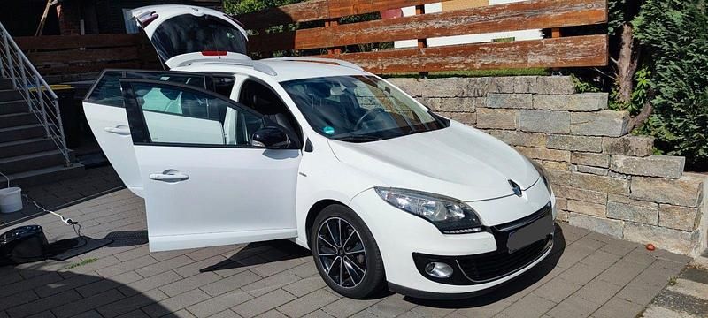 Weiß Gebraucht 2012 Renault Mégane GrandTour Bose Edition Kombi | 4.000 € - Bild 1/4