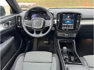 Neu Volvo XC40 Plus 197 PS (144 kW) 2026 Blau (denim blue / metallic) SUV