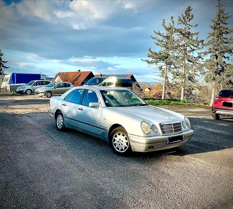 Gebraucht Mercedes E200 136 PS (100 kW) 1999 Silber Limousine