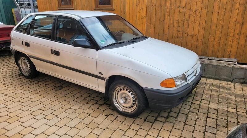 Weiß Gebraucht 1993 Opel Astra Kleinwagen | 2.750 € - Bild 1/4