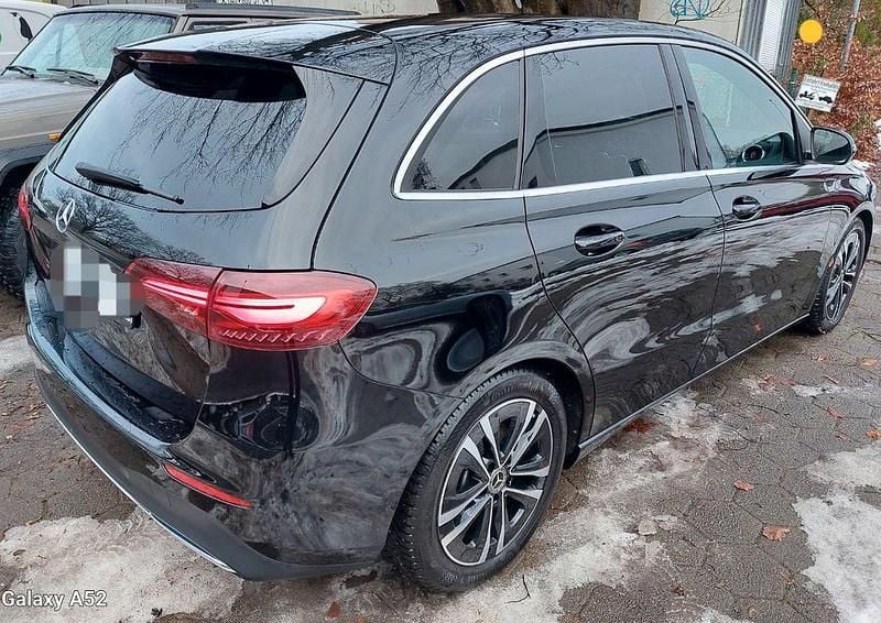 Schwarz Gebraucht 2023 Mercedes B200 Van / Kleinbus | 26.900 € (Guter Preis) - Bild 1/4