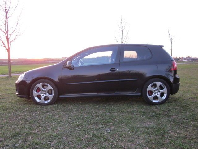 Schwarz metallic Gebraucht 2005 VW Golf IV GTI Kleinwagen | 12.250 € - Bild 1/4