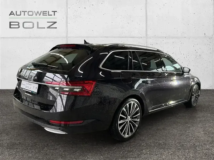 Gebraucht Skoda Superb LAURIN & KLEMENT 200 PS (147 kW) 2023 Schwarz Kombi