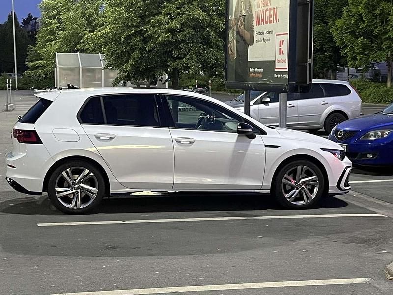 Weiß Gebraucht 2023 VW Golf VIII R-line Kleinwagen | 29.500 € (Superpreis) - Bild 1/4