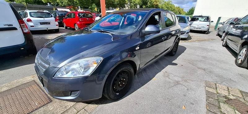 Grau Gebraucht 2009 Kia Ceed LX Limousine | 1.999 € - Bild 1/4