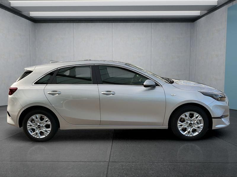 Neu Kia Ceed 101 PS (74 kW) 2025 Silber Kleinwagen