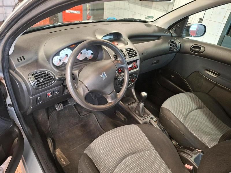 Gebraucht Peugeot 206 88 PS (64 kW) 2004 Silber Kleinwagen
