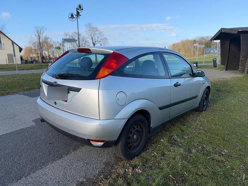 Gebraucht Ford Focus Trend 116 PS (85 kW) 1999 Silber Limousine