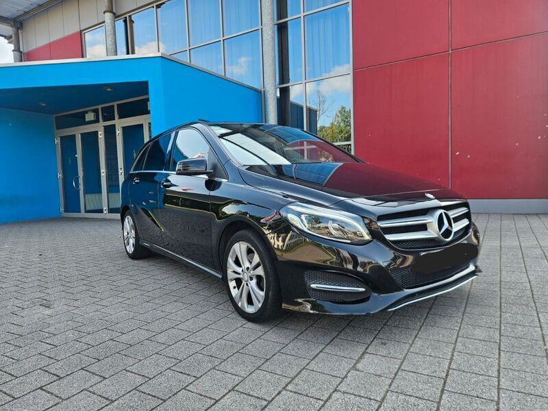 Schwarz Gebraucht 2015 Mercedes B200 Van / Kleinbus | 8.900 € (Superpreis) - Bild 1/4