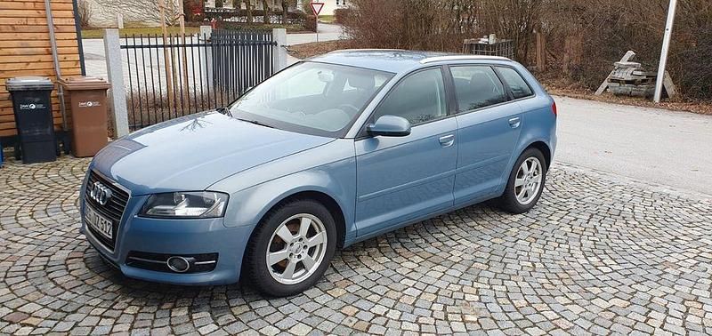 Gebraucht Audi A3 Attraction 102 PS (75 kW) 2010 Blau Kleinwagen