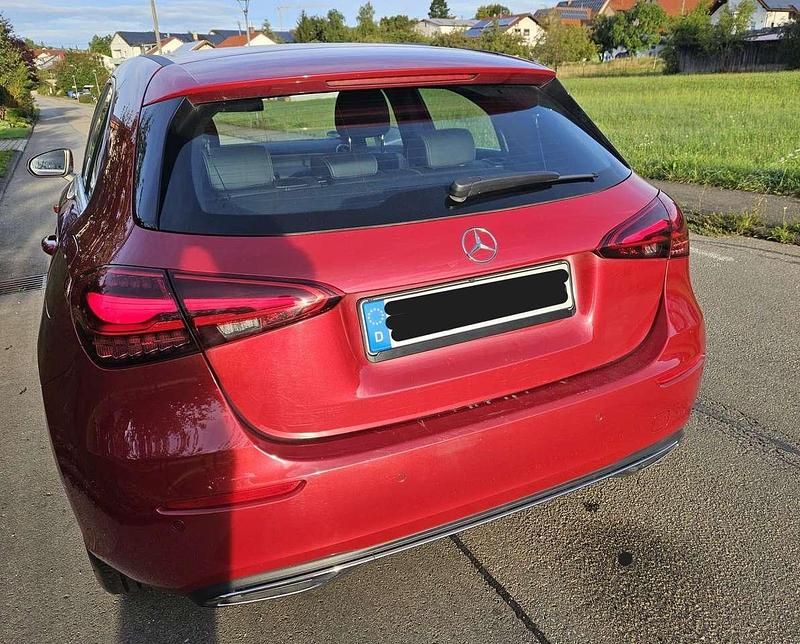 Gebraucht Mercedes A180 136 PS (100 kW) 2023 Rot Limousine