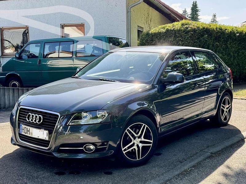 Grau Gebraucht 2011 Audi A3 Limousine | 5.900 € (Fairer Preis) - Bild 1/4