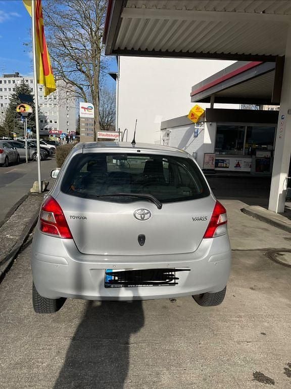 Gebraucht Toyota Yaris Life 101 PS (74 kW) 2010 Silber Kleinwagen