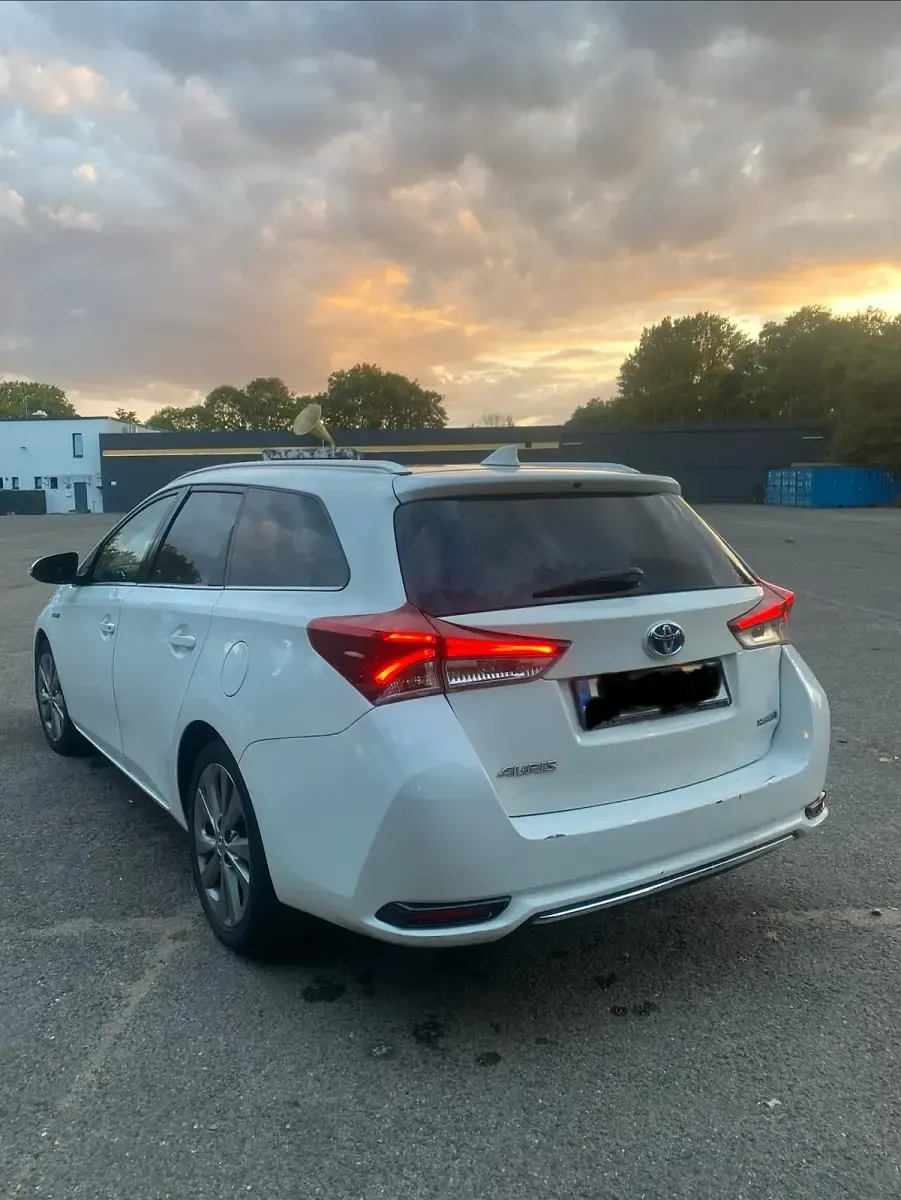 Gebraucht Toyota Auris Hybrid 98 PS (72 kW) 2018 Weiß Kombi