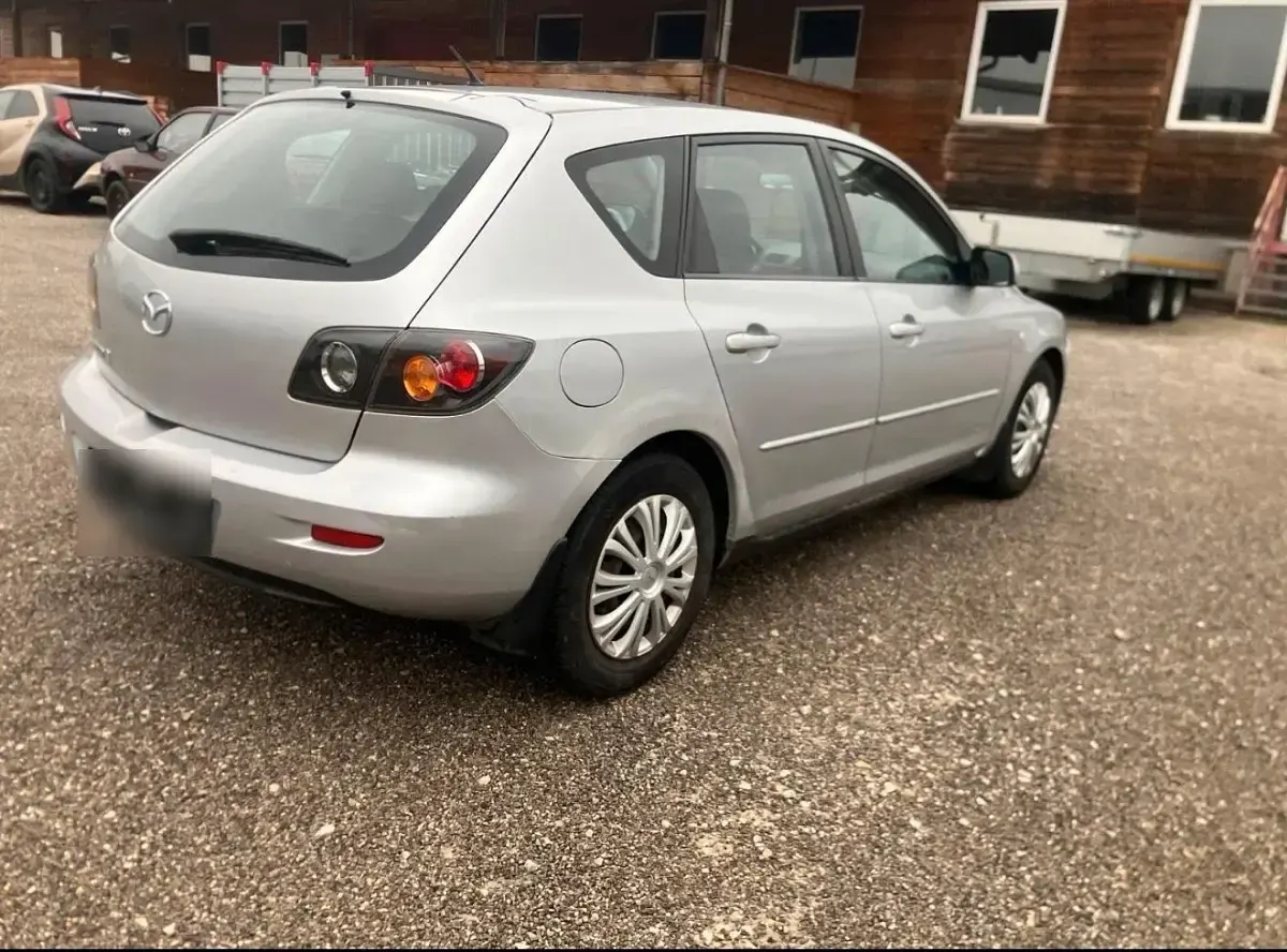 Usata Mazda 3 105 CV (77 kW) 2006 Grigio Utilitaria