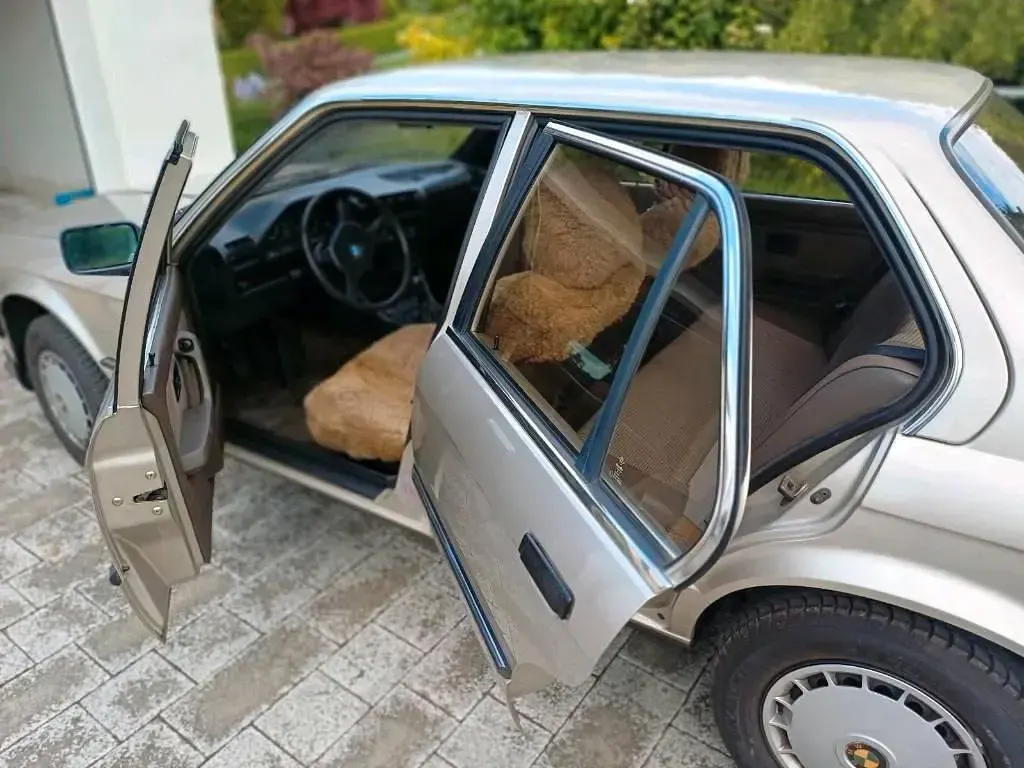 Gebraucht BMW 320 129 PS (94 kW) 1986 Gold Limousine