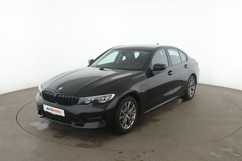 Schwarz Gebraucht 2022 BMW 330 Sport Line Limousine | 32.490 € (Guter Preis) - Bild 1/3