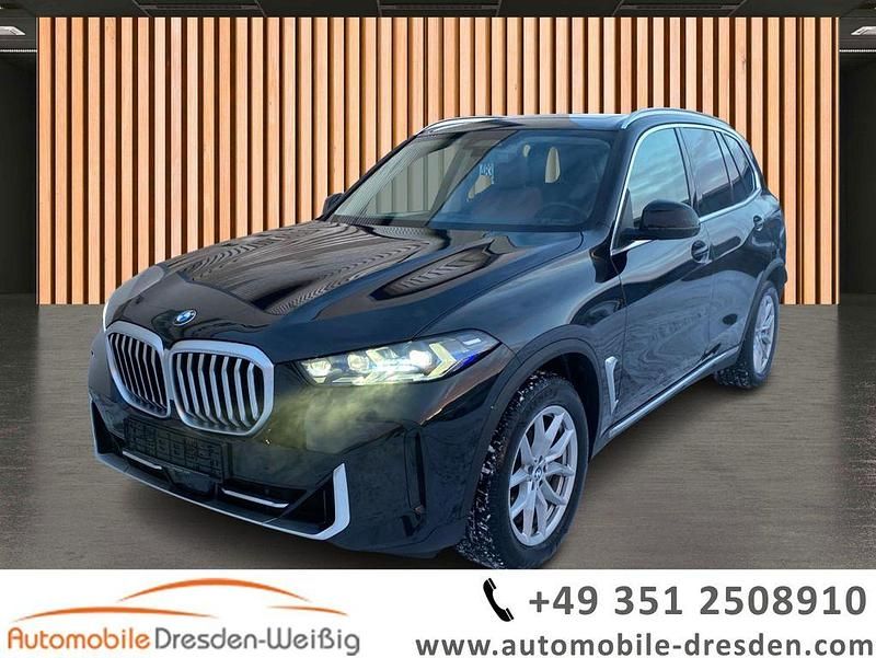 Schwarz black sapphire metallic (metallic) Gebraucht 2024 BMW X5 Sport Line SUV | 69.980 € (Superpreis) - Bild 1/4
