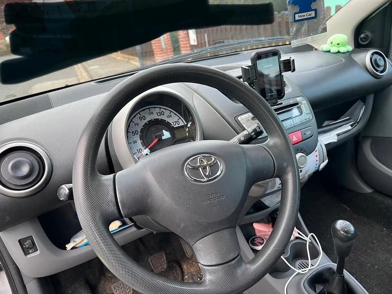 Gebraucht Toyota Aygo 68 PS (50 kW) 2012 Grau Kleinwagen