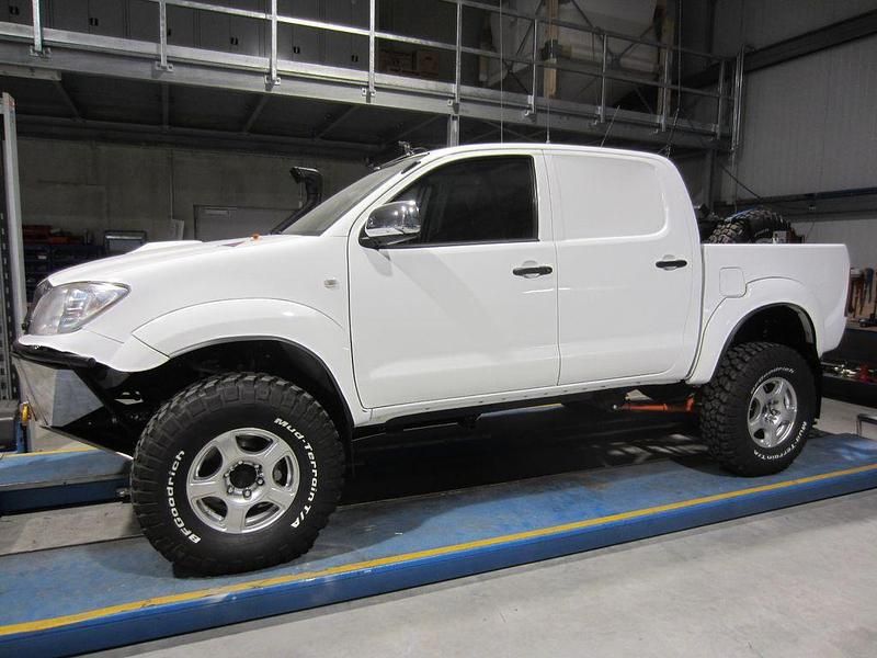 Weiß Gebraucht 2010 Toyota HiLux Abholung | 65.000 € - Bild 1/4