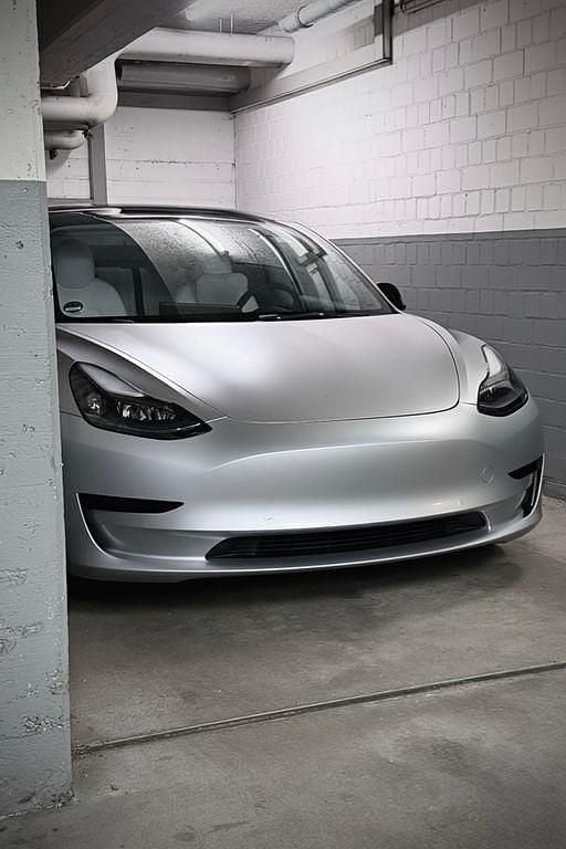 Silber Gebraucht 2021 Tesla Model 3 Standard Range Plus Limousine | 23.500 € (Superpreis) - Bild 1/4