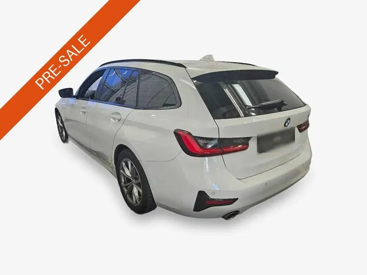 Gebraucht BMW 330 Sport Line 184 PS (135 kW) 2021 Weiß Kombi
