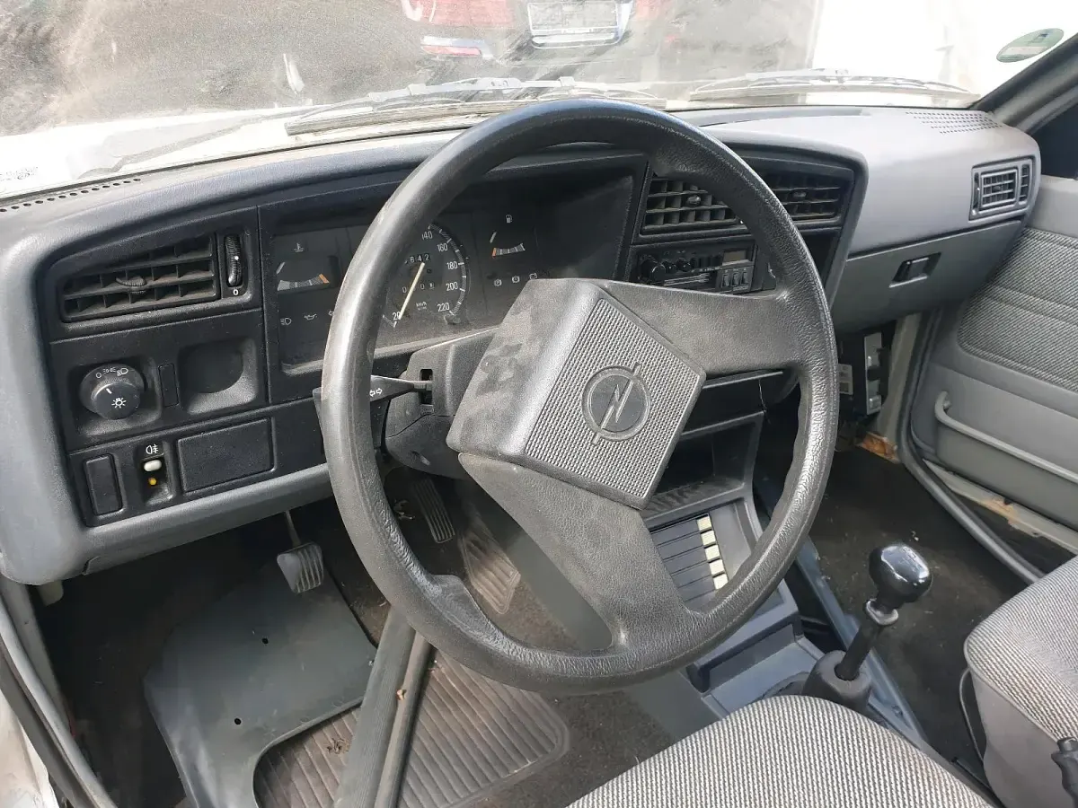 Second-hand Opel Ascona 86 CP (63 kW) 1987 Auriu Berlinǎ