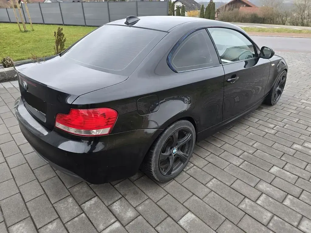 Gebraucht BMW 123 Performance 204 PS (150 kW) 2010 Schwarz Kleinwagen