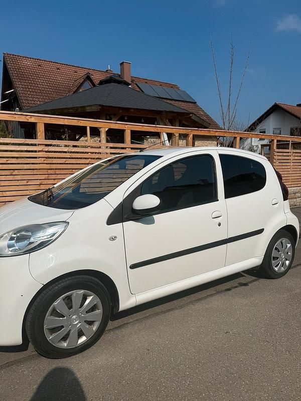Gebraucht Peugeot 107 Active 68 PS (50 kW) 2012 Weiß Kleinwagen