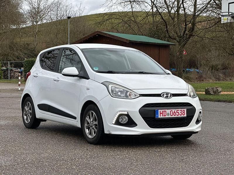 Weiß Gebraucht 2016 Hyundai i10 Passion Kleinwagen | 6.190 € (Fairer Preis) - Bild 1/4