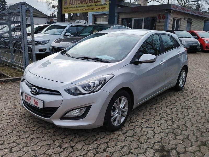 Gebraucht Hyundai i30 Edition 99 PS (72 kW) 2015 Silber Limousine