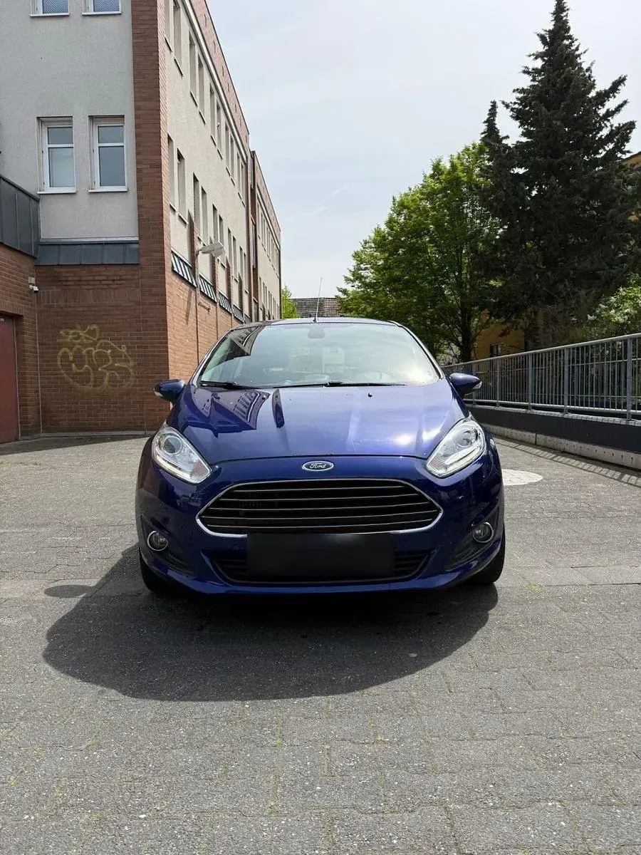 Gebraucht Ford Fiesta Titanium 95 PS (69 kW) 2014 Blau Kleinwagen