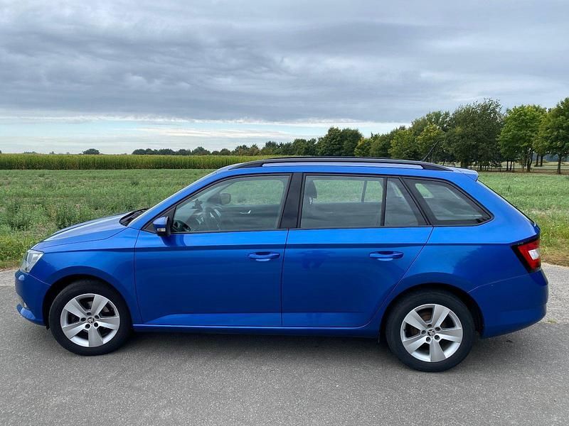 Blau Gebraucht 2018 Skoda Fabia Ambition Kleinwagen | 7.500 € - Bild 1/4