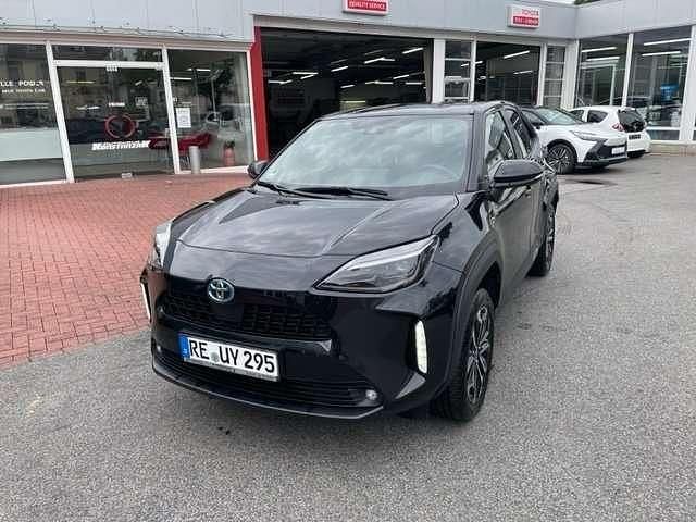 Mysticschwarz metallic Gebraucht 2023 Toyota Yaris Cross Team SUV | 25.900 € (Fairer Preis) - Bild 1/4