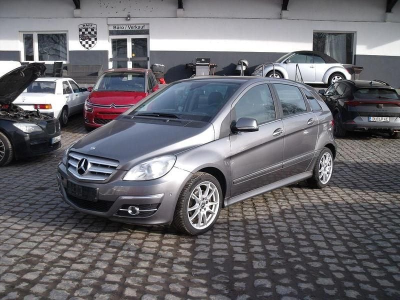 Grau Gebraucht 2011 Mercedes B200 Van / Kleinbus | 4.950 € (Fairer Preis) - Bild 1/4