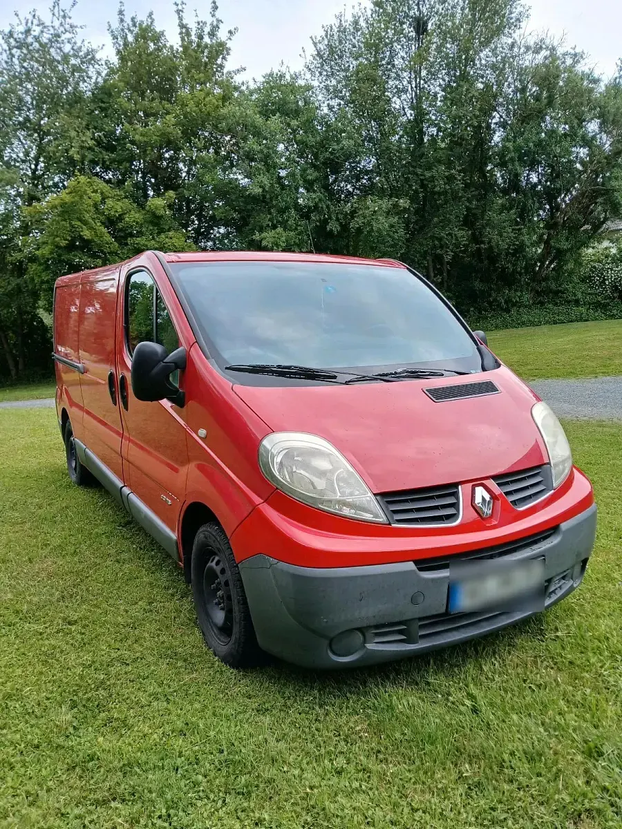 Gebraucht Renault Trafic 115 PS (84 kW) 2012 Rot Van / Kleinbus