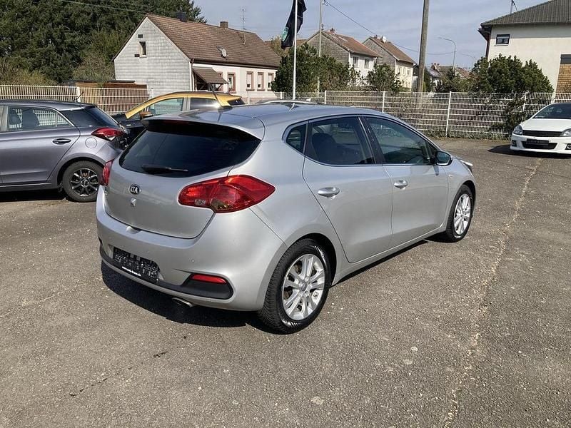Gebraucht Kia Ceed DREAM-TEAM Edition 135 PS (99 kW) 2014 Silber (metallic) Kleinwagen