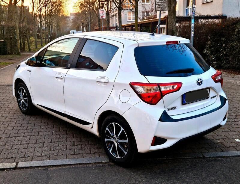 Weiß Gebraucht 2018 Toyota Yaris Hybrid Kleinwagen | 10.999 € (Superpreis) - Bild 1/4