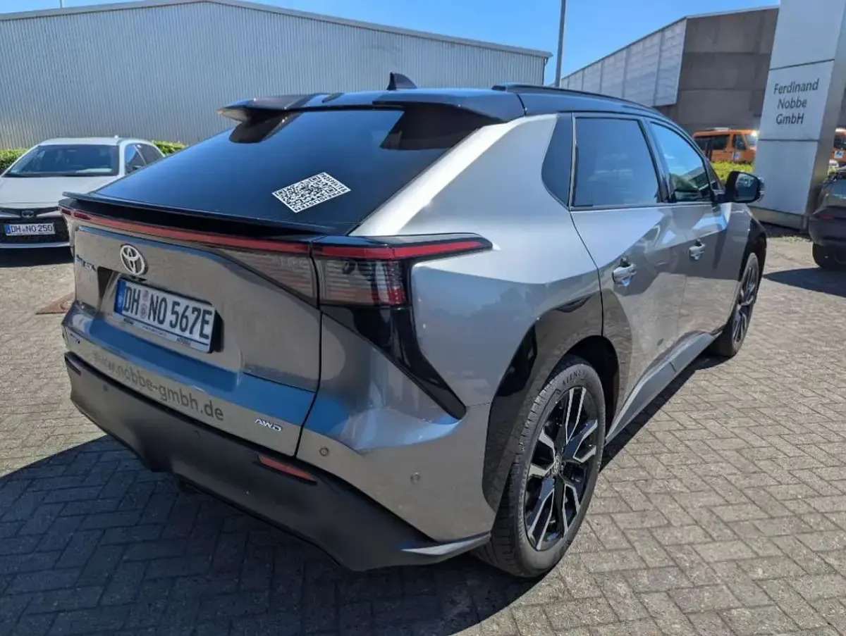 Gebraucht Toyota bZ4X Lounge 252 kW (343 PS) 2026 Precious metal metallic/black SUV