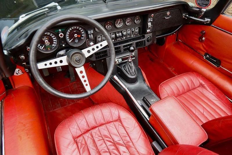Second-hand Jaguar E-Type 265 CP (194 kW) 1974 Negru Cabrio