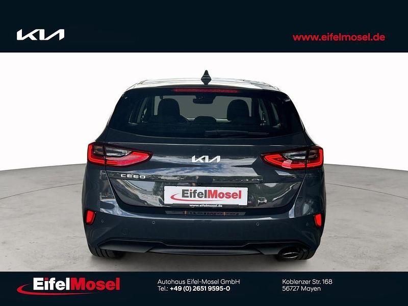 Neu Kia Ceed Vision 140 PS (102 kW) 2025 Grau Kleinwagen