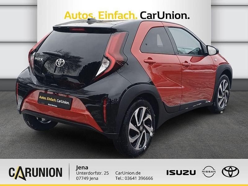 Neu Toyota Aygo X 72 PS (52 kW) 2026 Rot SUV