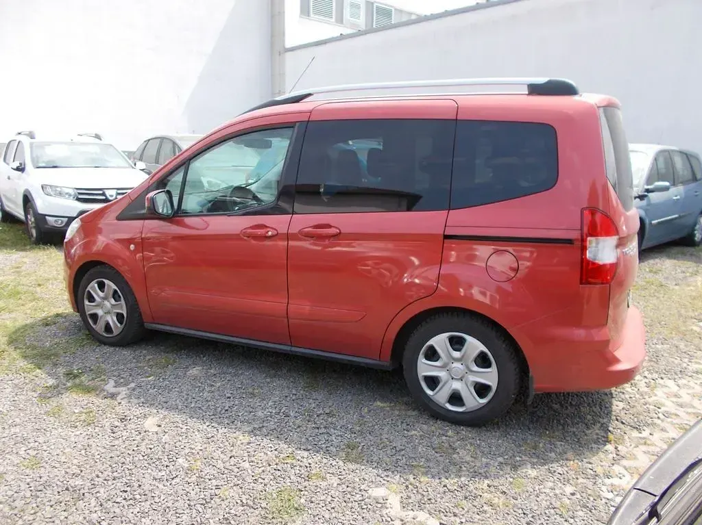 Gebraucht Ford Tourneo Courier Titanium 101 PS (74 kW) 2017 Rot Van / Kleinbus