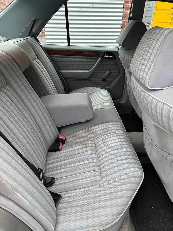 Second-hand Mercedes E230 1990 Gri Berlinǎ