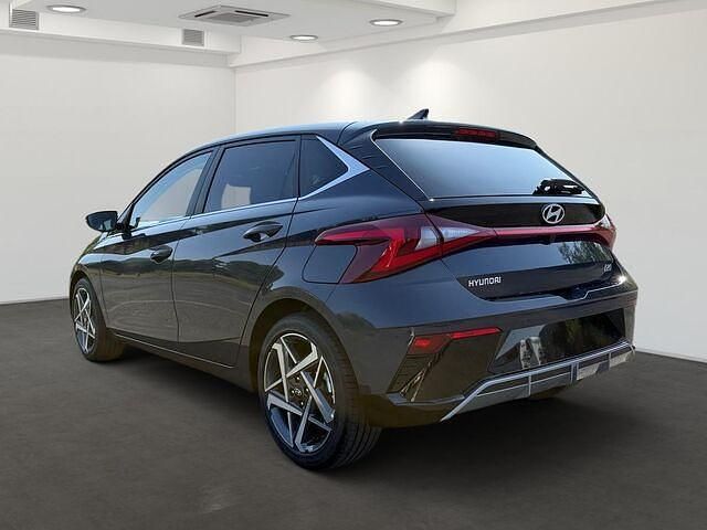 Neu Hyundai i20 Prime 101 PS (74 kW) 2025 Purple (aurora grey / met) Limousine