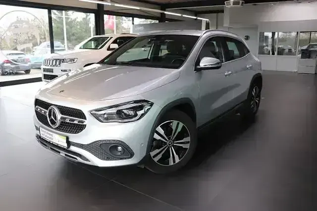 Gebraucht Mercedes GLA200 150 PS (110 kW) 2021 Silber SUV