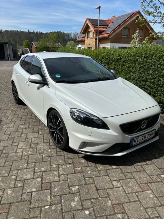 Weiß Gebraucht 2016 Volvo V40 R-Design Kombi | 15.500 € (Fairer Preis) - Bild 1/4